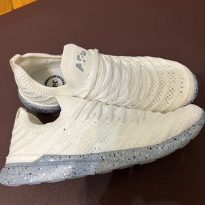 APL Women’s TechLoom Wave, size 6.5